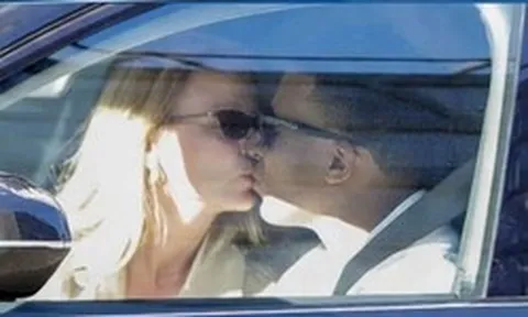 Bắt gặp siêu sao Mbappe lái xế hộp, hôn bạn gái diễn viên giữa phố