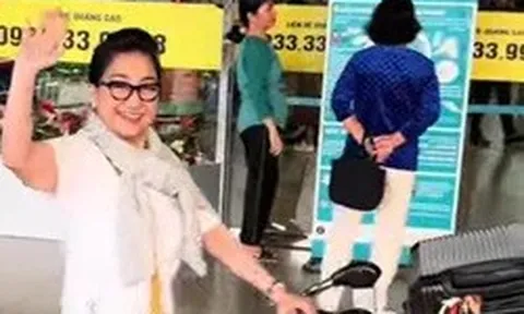 Nữ NSƯT U70 ra sân bay về lại Mỹ, phải tự đẩy hành lý 1 mình