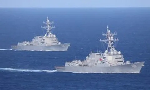 2 chiếm hạm của Hải quân Mỹ xuất hiện tại eo biển Hormuz – sắp làm 1 việc cả thế giới cùng mong chờ