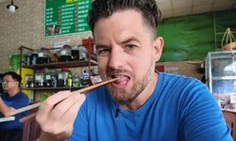 Vừa vào quán ăn Việt Nam đã đòi xin "nước mắt", khách Tây khiến cả quán xôn xao