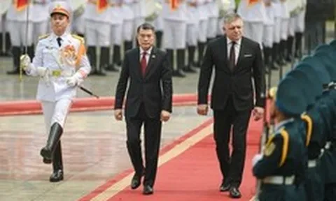 Thủ tướng Lê Minh Hưng chủ trì lễ đón Thủ tướng Slovakia