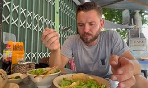 Trổ tài khen món ăn Việt Nam đậm đà, khách Tây khiến chủ quán ngơ ngác mất vài nhịp mới hiểu