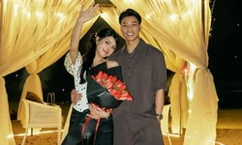 Tuyển thủ Vũ Văn Thanh cầu hôn bạn gái "trâm anh thế phiệt" trong khung cảnh lãng mạn như ngôn tình