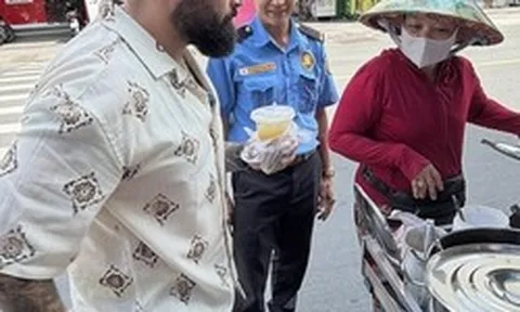 Khách Tây đánh rơi món đồ 500 ngàn giữa đường đứng hình trước cách xử lý của chú bảo vệ Việt Nam