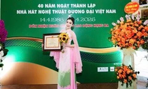 MC, ca sĩ Kim Huyền Sâm nhận kỷ niệm chương hơn 20 năm cống hiến nghệ thuật