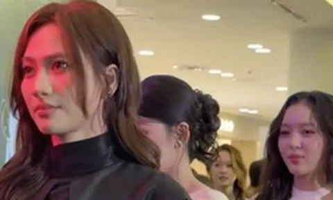 Việt Nam có nữ thần mặt mộc như gắn spotlight trên người, đẹp đến mức khiến Hoa hậu đứng chung suýt "tàng hình"