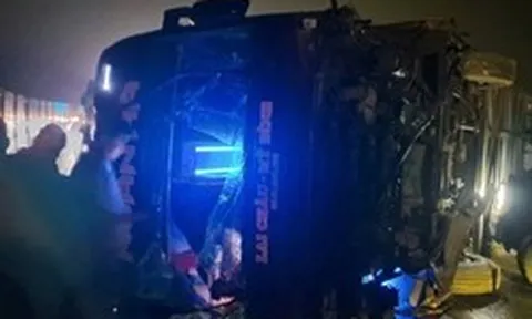 Lật xe khách trên cao tốc Nội Bài - Lào Cai, nhiều người bị thương