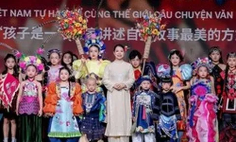 Người Việt mang ‘Dế Mèn phiêu lưu ký’, hát bội, hoa giấy Thanh Tiên của Huế… lên sàn diễn thời trang quốc tế