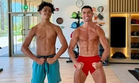 Ronaldo và con trai sắp đá chung một CLB, kỷ lục chưa từng có trong lịch sử bóng đá