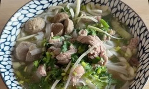 Khách Tây dùng hết vốn liếng tiếng Việt để chơi Locket: Thấy sai sai nhưng sao viral thế này