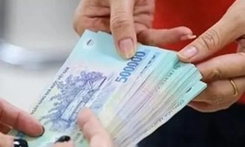 Clip gây sốc: Người đàn ông nằm trên capo ô tô đang chạy giữa phố Hà Nội