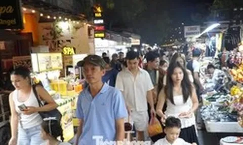 Du khách chen chân ở Hội An