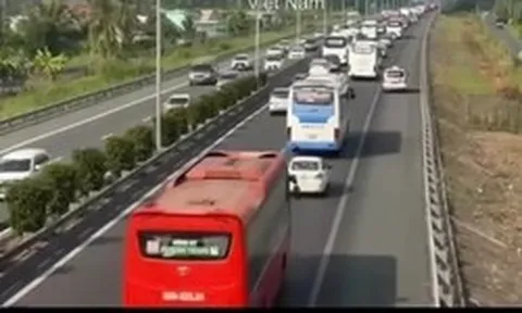 Dừng xe trên cao tốc đi vệ sinh, bị ô tô khách đâm chết tại chỗ