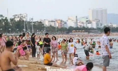 Các bãi biển đông nghịt người, nhìn thôi đã... ngộp