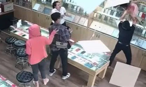 VIDEO: Thót tim em bé rơi xuyên qua trần thạch cao khi tìm đồ chơi