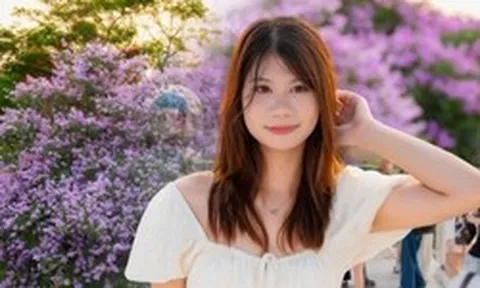 Cứ sau 3 giờ chiều, một góc phố ở Hà Nội lại đông kẹt cứng vì 1 cây hoa