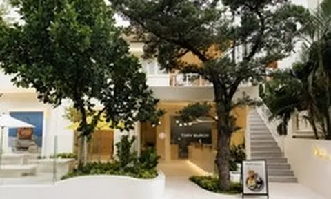 Một thương hiệu xa xỉ "take over" nguyên quán cafe ở TP. HCM, mang hẳn mô hình túi khổng lồ đến để các fashionista tha hồ sống ảo
