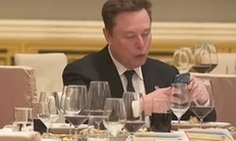 Tỷ phú Elon Musk dùng điện thoại gì?