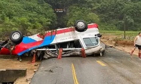 Mưa lũ cuốn trôi xe khách, tàn phá đường ở Cao Bằng