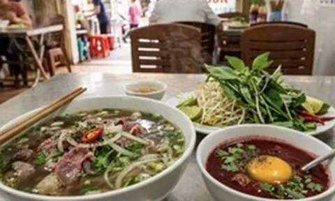 Bát nước đỏ au cạnh tô phở miền Nam khiến khách phương xa rén ngang, khách quen lại thòm thèm săn lùng