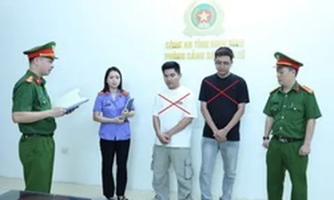 Kiểm tra kho hàng, bắt 2 chủ shop giày dép Trần Công Tùng và Lã Văn Ước