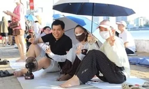 Trải chiếu, căng bạt, mang cơm đi 'xí chỗ' xem pháo hoa Đà Nẵng
