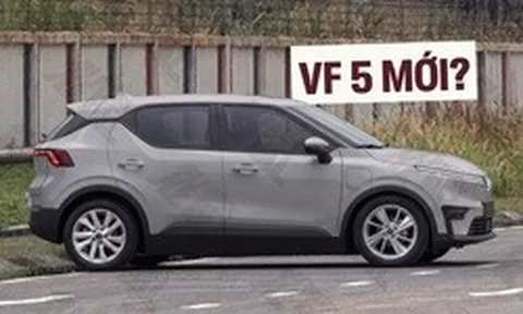 Dàn xe lạ giống VinFast VF 5 mới tiếp tục lộ diện: Đầu góc cạnh, cánh gió dài thể thao hơn, mâm lớn như VF 6