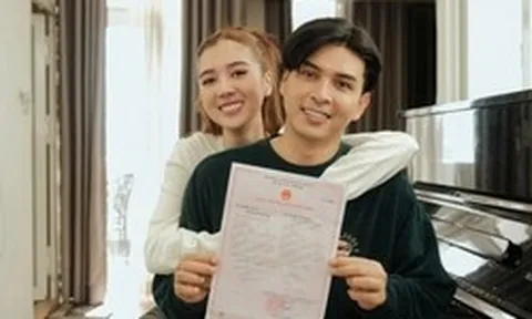 Nam ca sĩ trước làm phụ xe, giờ nổi tiếng ai cũng biết, sống bên vợ kém 17 tuổi trong cơ ngơi 20 tỷ đồng giữa TP.HCM