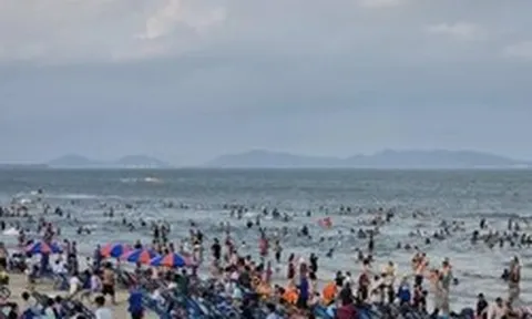 Biển Vũng Tàu 'ken đặc' du khách