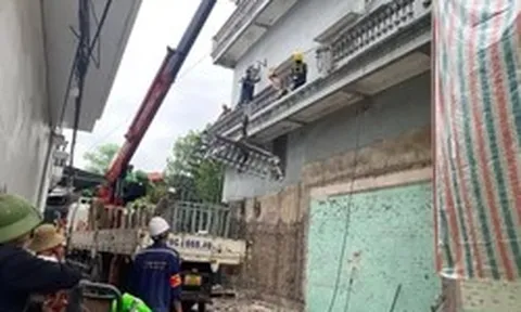 Vụ xịt nước vào thợ xây ở Hà Nội: Tháo dỡ phần ban công lấn chiếm
