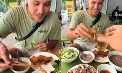 Khách Tây lần đầu thử lòng lợn, ngỡ ngàng vì cảnh tượng diễn ra lúc 7 giờ sáng