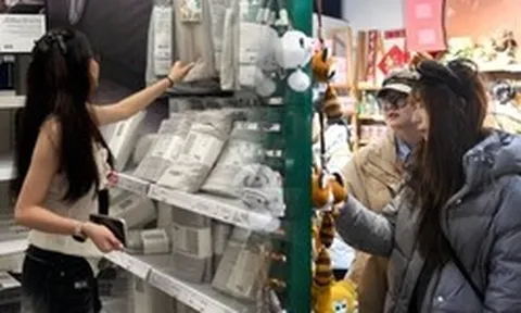 Khách chán mua đồ online vì vừa mất tiền vừa bực: Thương hiệu cao tay mở cửa hàng 6.000m2, khách đến xem rồi về đặt online cũng được