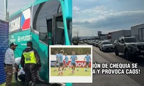 Kì World Cup bất ổn: Xe buýt kẹt cứng suốt 1 giờ, cầu thủ phải "cuốc bộ" đến sân tập