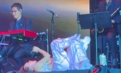 Mỹ Tâm sang Mỹ làm liveshow, nằm vắt chân chữ ngũ hát gây tranh cãi