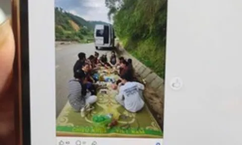 Du khách trải chiếu ngồi ăn uống dưới lòng đường ở thác Bản Giốc, rồi đăng facebook khoe: Đã bị xử lý