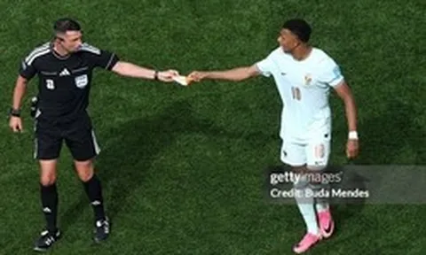 Rời sân vẫn "chỉ tay năm ngón": Mbappe gây sốt vì điều khiển luôn cả trọng tài trong trận Pháp thắng 4-1 Na Uy