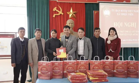 Bác sĩ Quang Dũng trao tặng 1.500 lá cờ Tổ quốc cho bà con xã Thiệu Viên nhân dịp Quốc khánh 2/9