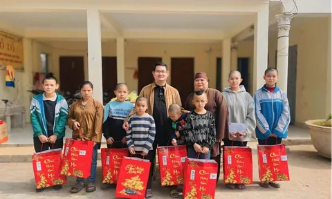 Tấm lòng thiện nguyện của thầy Nguyễn Đình Tuấn: San sẻ yêu thương cùng trẻ em nghèo nơi cửa chùa