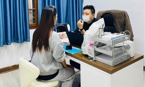 Bác sĩ trẻ chia sẻ kiến thức chăm sóc da miễn phí, hỗ trợ bệnh nhân nghèo