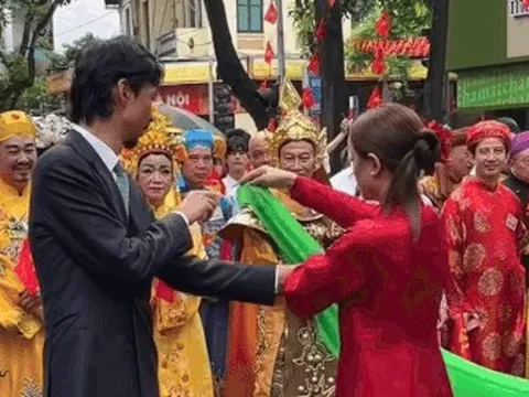 Hoàng Thùy Linh chỉnh động tác cho Đen Vâu, lần đầu thân mật giữa đám đông