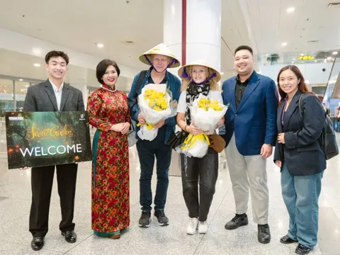 2 thành viên nhóm nhạc đình đám đã hạ cánh tại sân bay Nội Bài, sẵn sàng buổi diễn tại Việt Nam: Thích thú khi được tặng nón lá vẽ tay