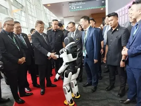 Robot trí tuệ toàn diện AgiBot X2 vui vẻ "tạo hình trái tim" với Thủ hiến bang Sarawak, dành sự chú ý đặc biệt tại Malaysia