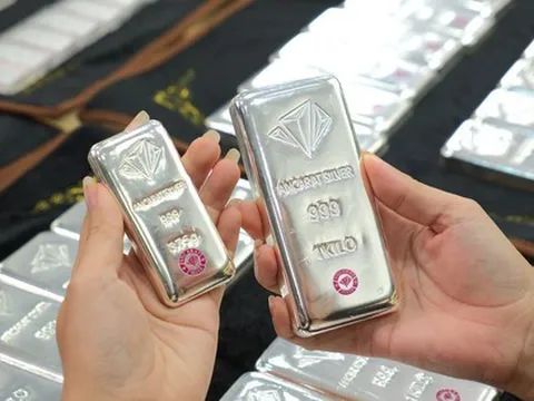 Giá bạc lao dốc