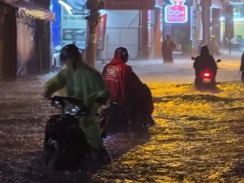 TP HCM: Mưa lớn kéo dài trong đêm, ngập nặng, xe cộ “chết đứng”