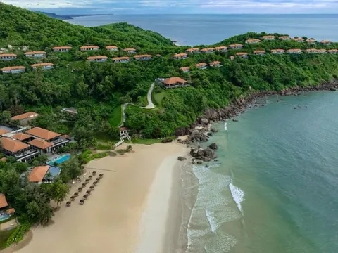 Khu nghỉ vừa được Michelin vinh danh, nằm bên rìa “vịnh biển đẹp nhất Việt Nam”, giá phòng gây bất ngờ