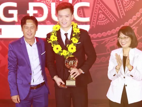 Hoàng Đức giành "cú đúp" giải thưởng tại Quả bóng Vàng 2025, hotboy Đình Bắc giành Quả bóng Bạc