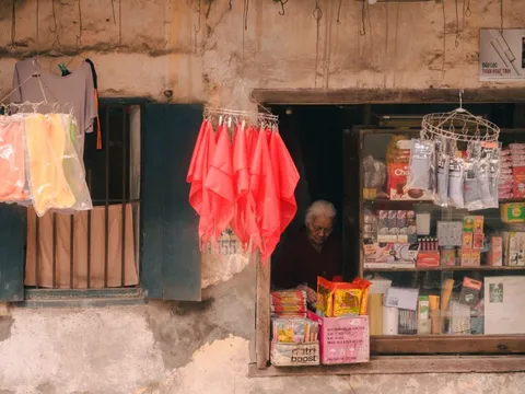 Điểm check-in lạ giữa Hà Nội: Quán tạp hóa cũ gợi cả bầu trời tuổi thơ, thái độ của bà chủ quán khi nhiều người tìm đến chụp ảnh