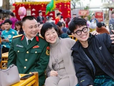 Bức ảnh mẹ con MC Thảo Vân chụp cùng NSND Tự Long gây chú ý