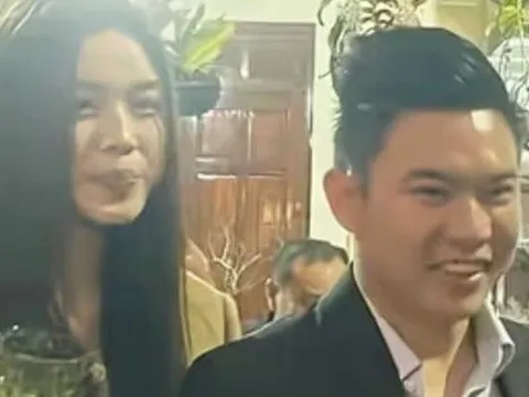 Đỗ Thị Hà bị "tóm dính" qua camera thường, hành động khư khư với chồng doanh nhân gây chú ý