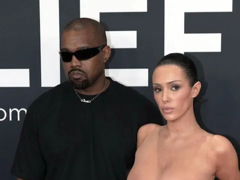 Vợ Kanye West chụp ảnh táo bạo, lần đầu nói về màn cởi đồ sốc tại Grammy